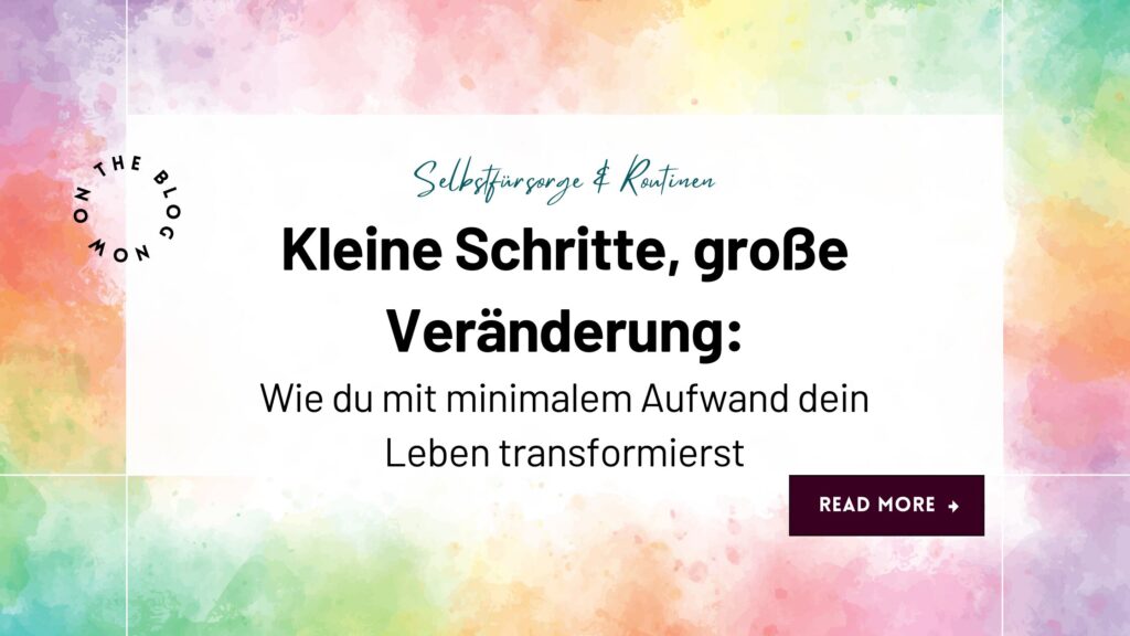 Der Blogtitel "Kleine Schritte, große Veränderung" in einem weißen Rechteck. Im Hintergrund sind pastellfarbene Wasserfarben zu sehen.